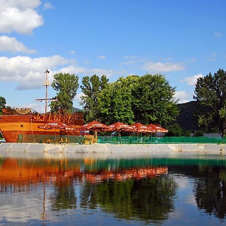 Hotel Dixon So Vstupom Do Bazena A Virivky Zdarma - Free Entrance To Pool And Jacuzzi Included Banska Bystrica Exterior photo