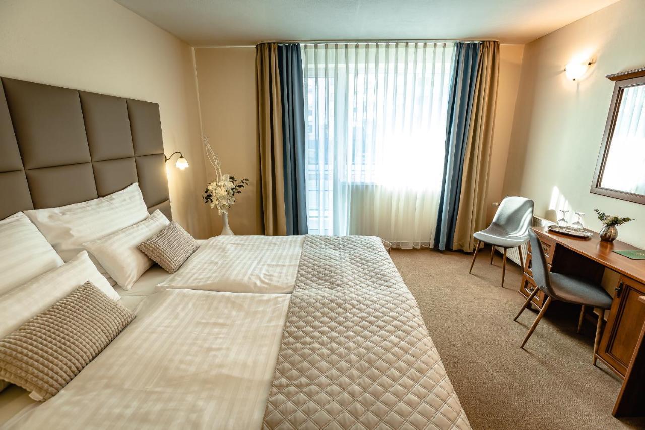 Hotel Dixon So Vstupom Do Bazena A Virivky Zdarma - Free Entrance To Pool And Jacuzzi Included Banska Bystrica Exterior photo