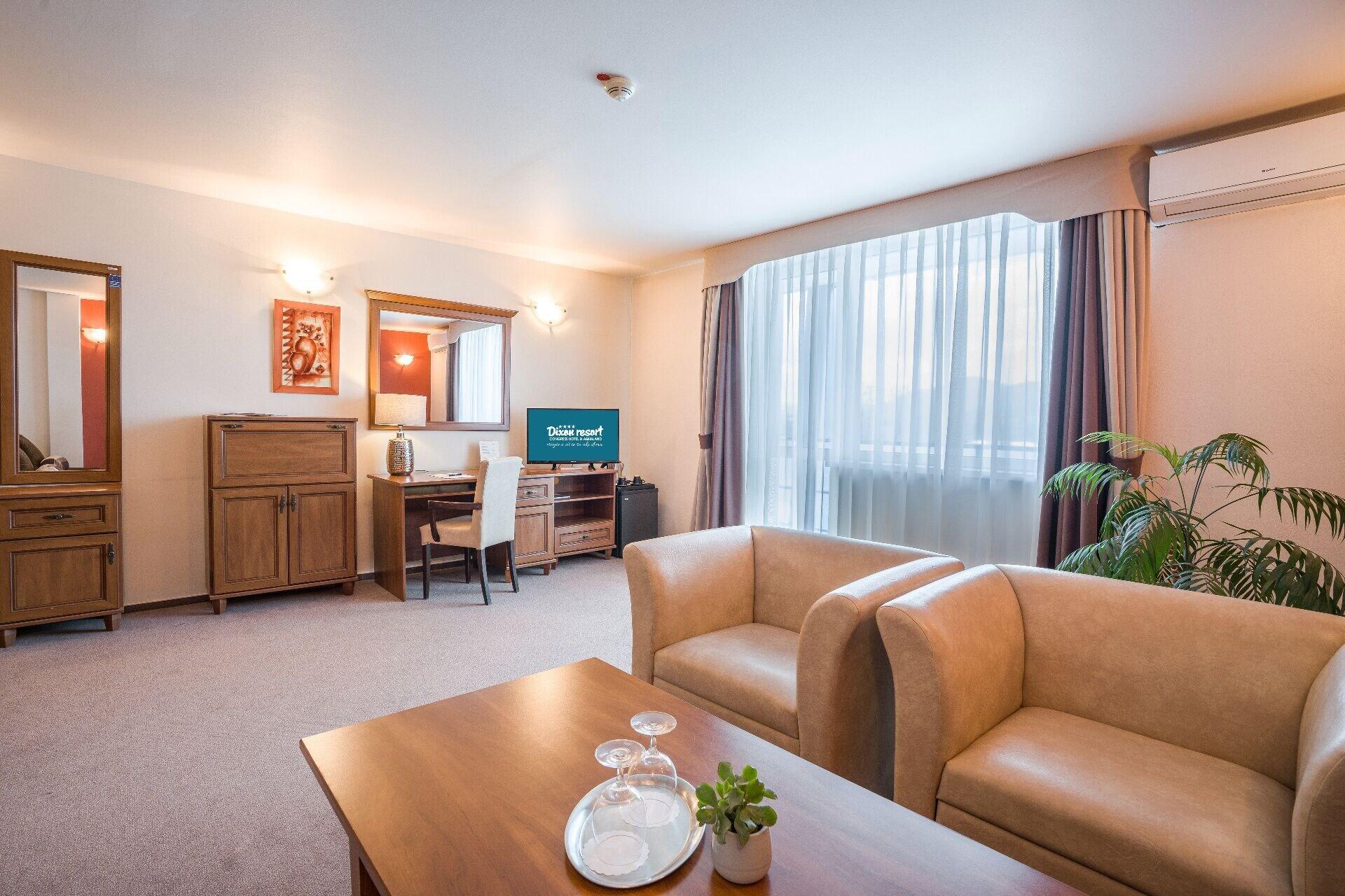 Hotel Dixon So Vstupom Do Bazena A Virivky Zdarma - Free Entrance To Pool And Jacuzzi Included Banska Bystrica Exterior photo