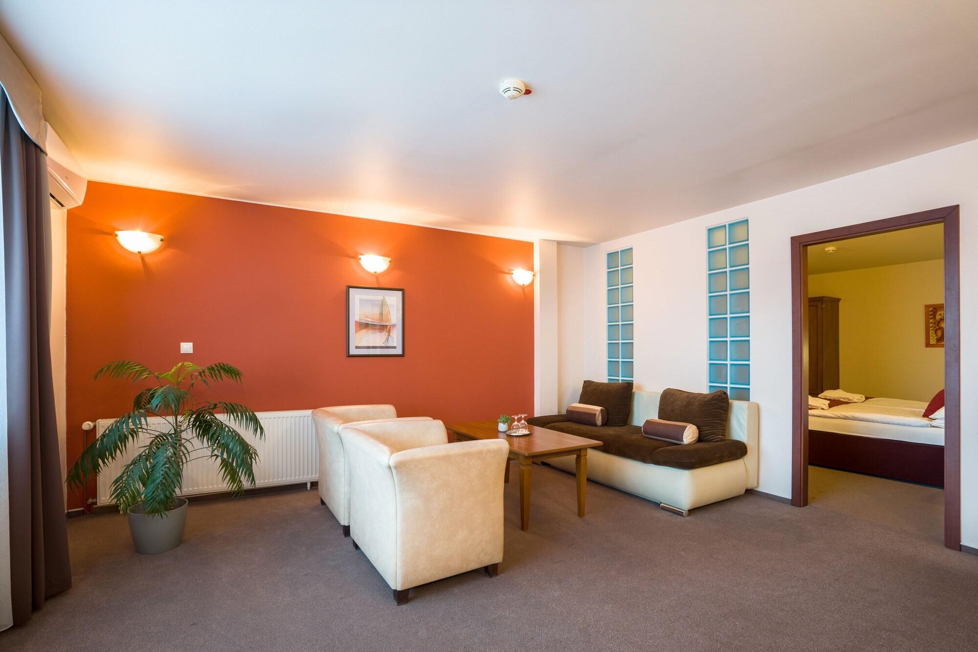 Hotel Dixon So Vstupom Do Bazena A Virivky Zdarma - Free Entrance To Pool And Jacuzzi Included Banska Bystrica Exterior photo
