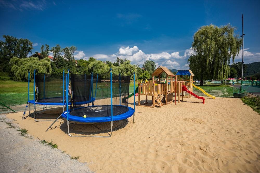 Hotel Dixon So Vstupom Do Bazena A Virivky Zdarma - Free Entrance To Pool And Jacuzzi Included Banska Bystrica Exterior photo