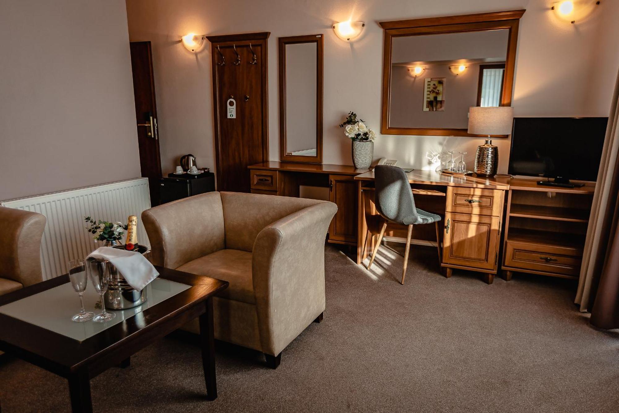 Hotel Dixon So Vstupom Do Bazena A Virivky Zdarma - Free Entrance To Pool And Jacuzzi Included Banska Bystrica Exterior photo