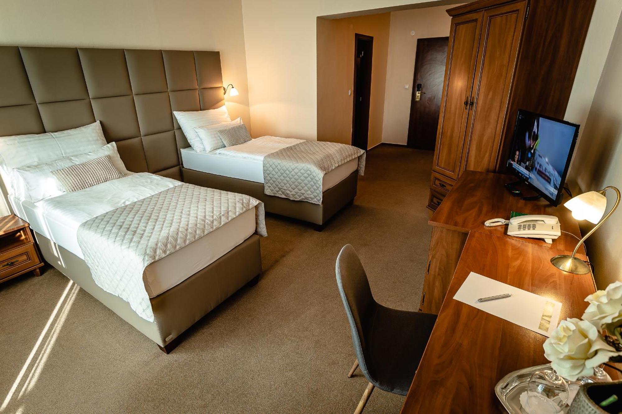 Hotel Dixon So Vstupom Do Bazena A Virivky Zdarma - Free Entrance To Pool And Jacuzzi Included Banska Bystrica Exterior photo
