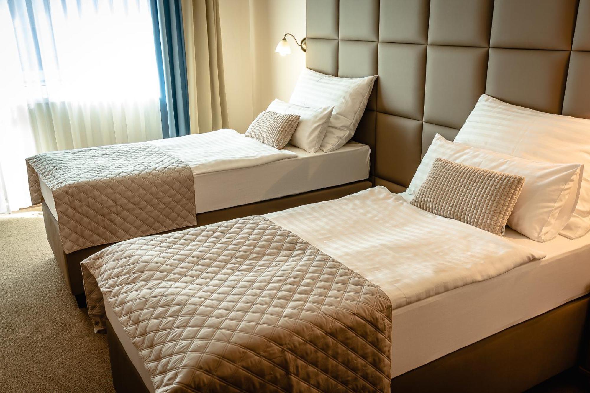 Hotel Dixon So Vstupom Do Bazena A Virivky Zdarma - Free Entrance To Pool And Jacuzzi Included Banska Bystrica Exterior photo