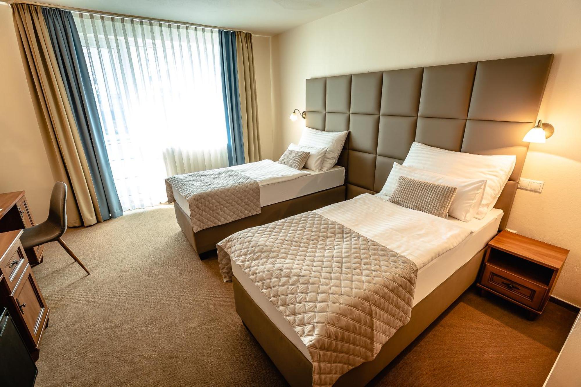 Hotel Dixon So Vstupom Do Bazena A Virivky Zdarma - Free Entrance To Pool And Jacuzzi Included Banska Bystrica Exterior photo