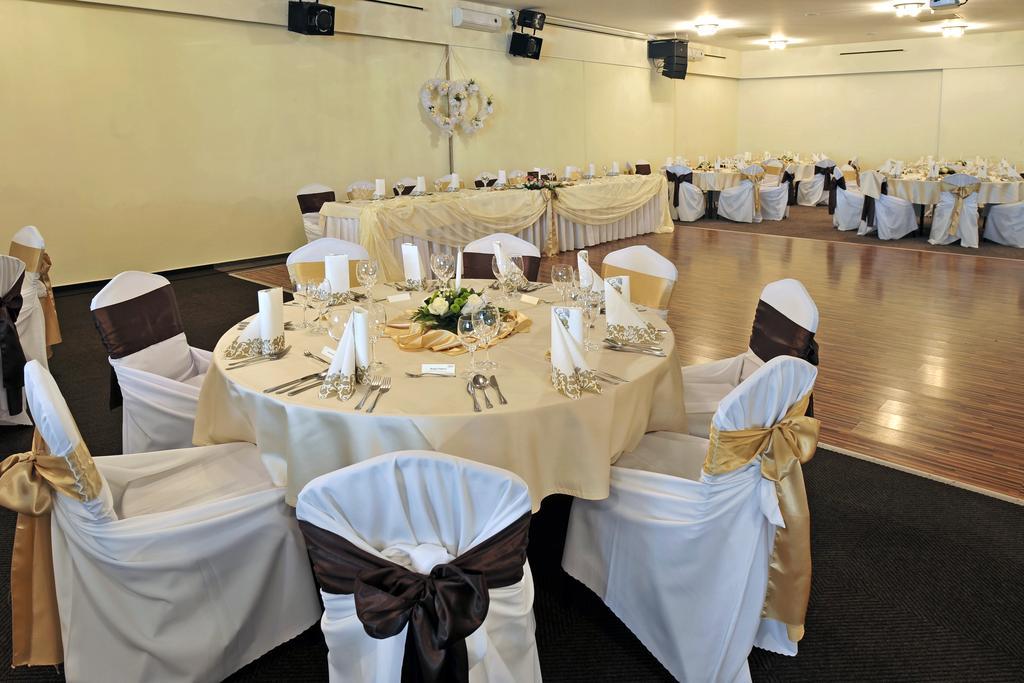 Hotel Dixon So Vstupom Do Bazena A Virivky Zdarma - Free Entrance To Pool And Jacuzzi Included Banska Bystrica Exterior photo