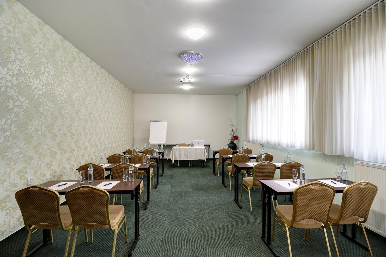 Hotel Dixon So Vstupom Do Bazena A Virivky Zdarma - Free Entrance To Pool And Jacuzzi Included Banska Bystrica Exterior photo