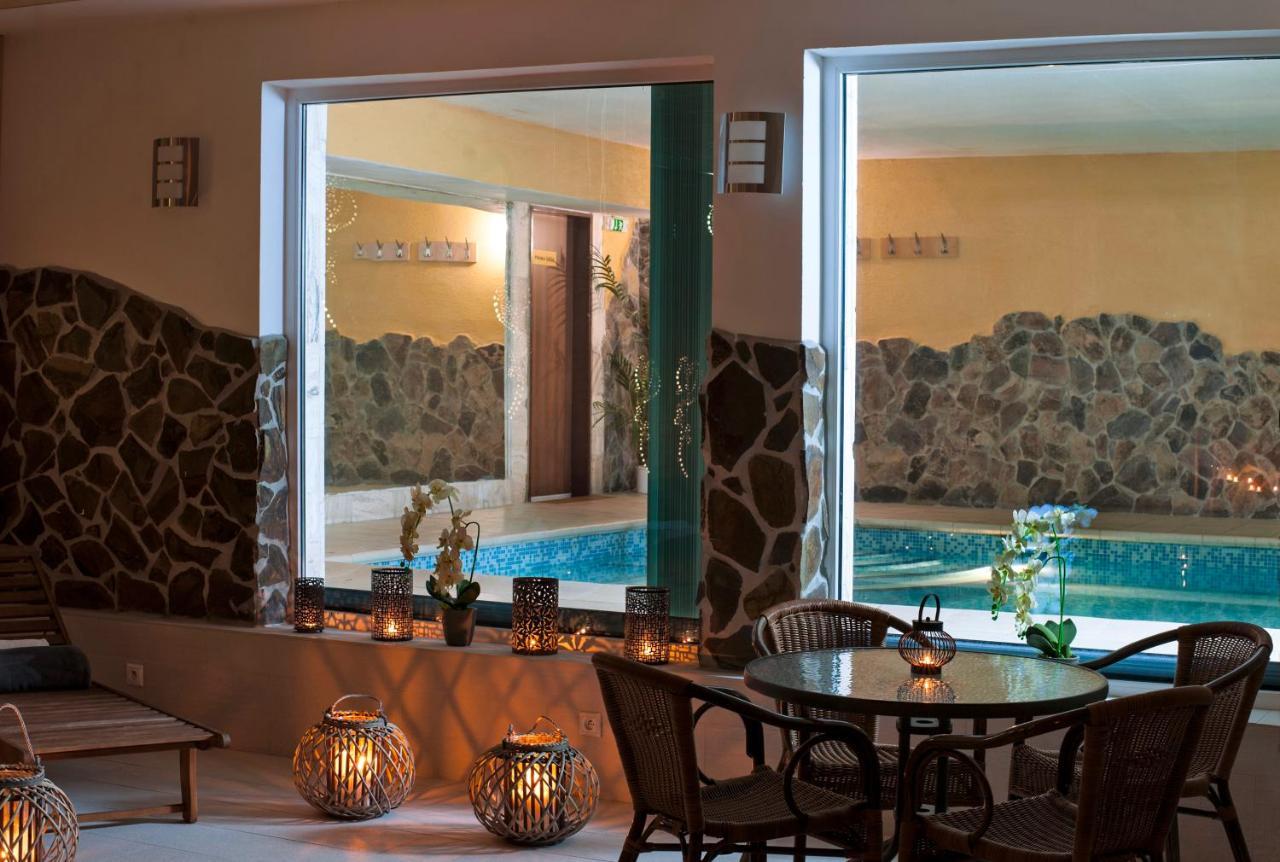 Hotel Dixon So Vstupom Do Bazena A Virivky Zdarma - Free Entrance To Pool And Jacuzzi Included Banska Bystrica Exterior photo