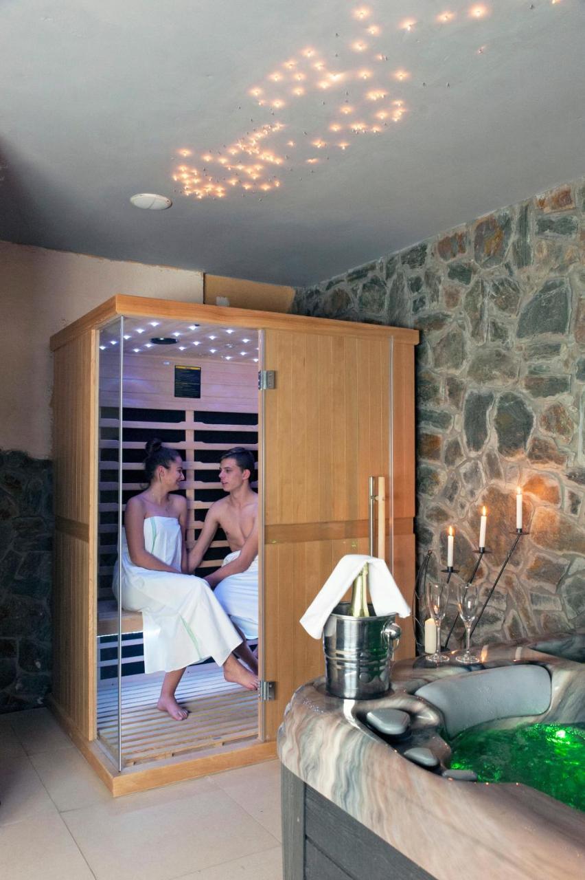 Hotel Dixon So Vstupom Do Bazena A Virivky Zdarma - Free Entrance To Pool And Jacuzzi Included Banska Bystrica Exterior photo