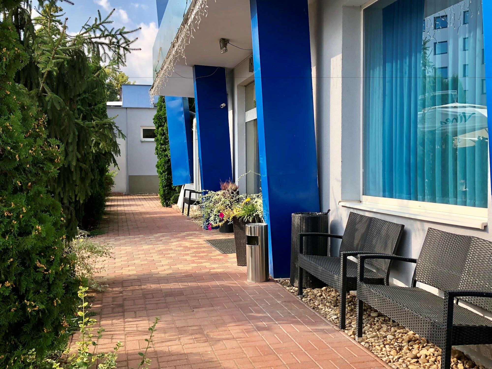 Hotel Dixon So Vstupom Do Bazena A Virivky Zdarma - Free Entrance To Pool And Jacuzzi Included Banska Bystrica Exterior photo