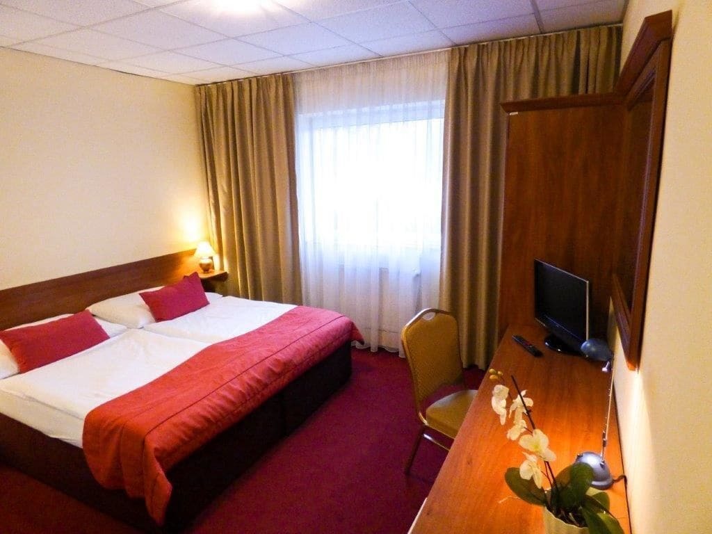 Hotel Dixon So Vstupom Do Bazena A Virivky Zdarma - Free Entrance To Pool And Jacuzzi Included Banska Bystrica Exterior photo