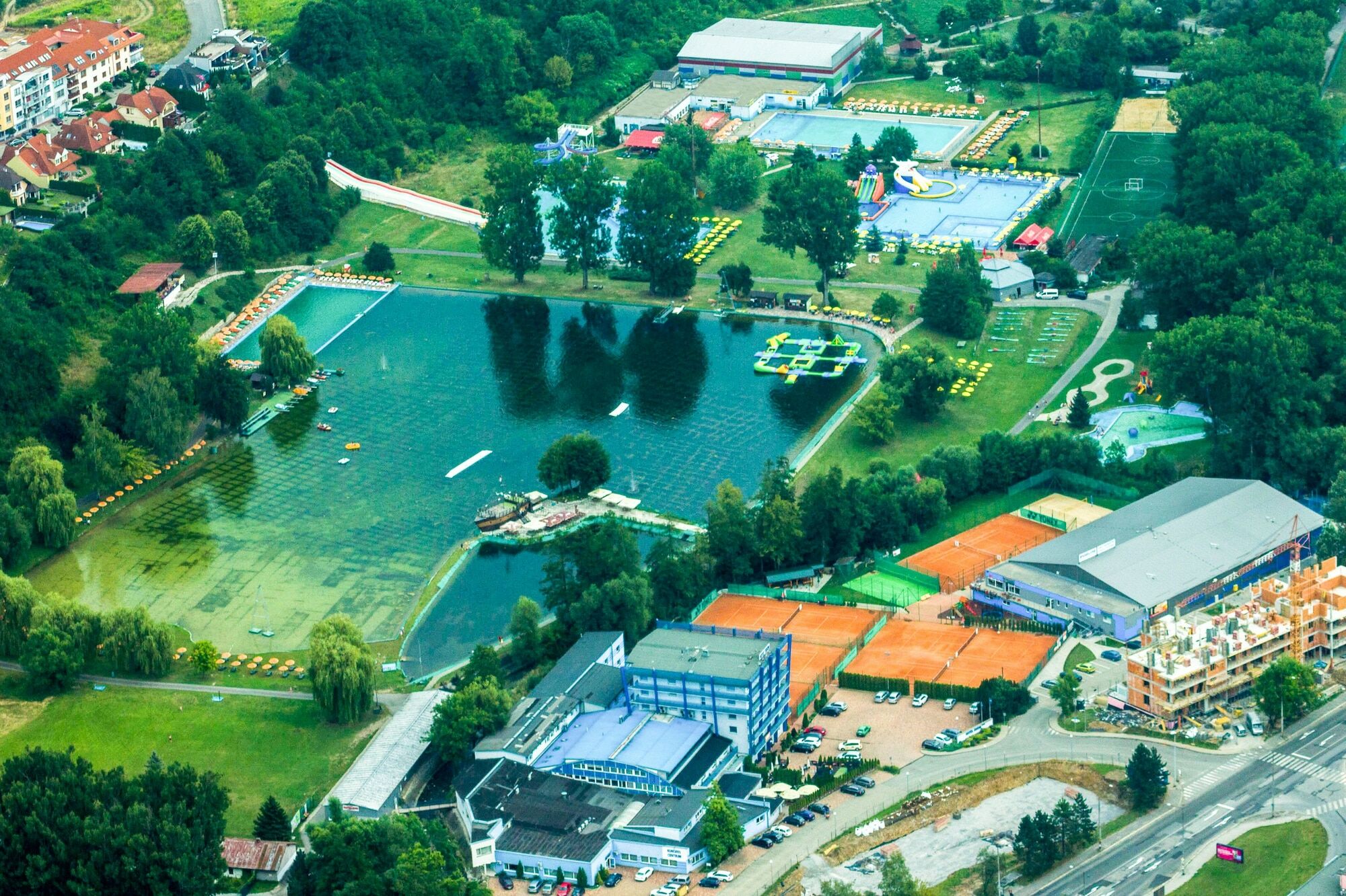 Hotel Dixon So Vstupom Do Bazena A Virivky Zdarma - Free Entrance To Pool And Jacuzzi Included Banska Bystrica Exterior photo
