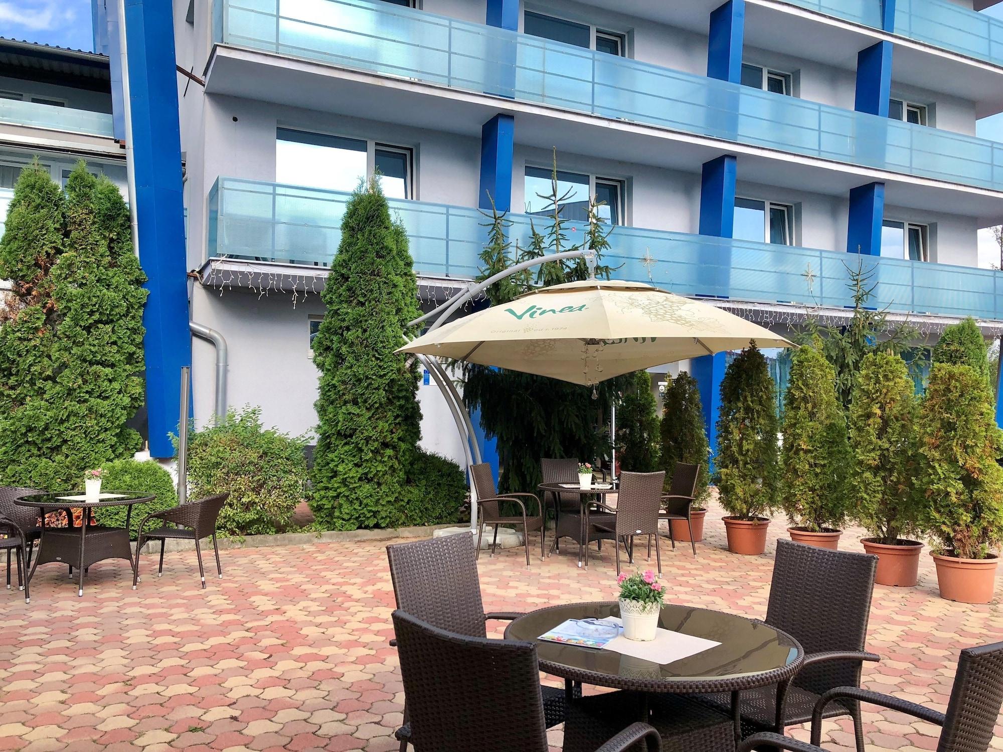 Hotel Dixon So Vstupom Do Bazena A Virivky Zdarma - Free Entrance To Pool And Jacuzzi Included Banska Bystrica Exterior photo